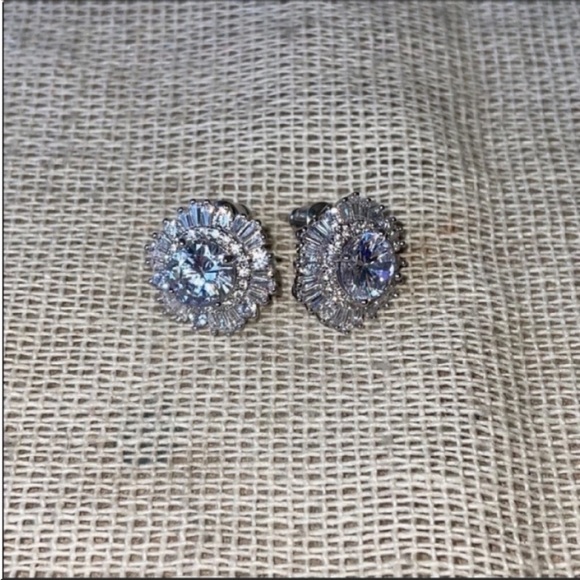 🪩🪩🪩Simulated diamonds & CZ White gold plated Cluster baguettes Amazing earrings - Picture 7 of 10
